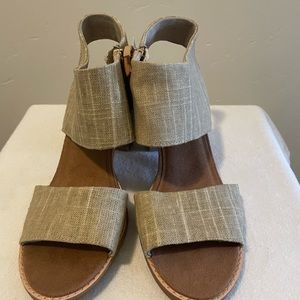 NWT TOMS MAJORCA CUTOUT CHAMPAGNE METALLIC FOIL WOVEN SANDAL SZ 8.5 US